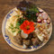 Oběd na konci léta (jáhly, topinambury, čočka, zelí, kvašená zelenina, ředkvičky;  ozdobené cibulkou,  listem čínské hořčice a květem lichořeřišnice)