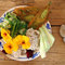  Letní oběd se sezónní zeleninou (kedlubna, cuketa, řepa, cibule), kostivalové listy obalené v těstíčku, ozdobené květy lichořeřišnice