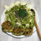 Oběd (jáhly; placky ze špaldové mouky, semínek a zeleniny; čočka, kopr, dušené stonky z kedlubnových listů, kedlubna a opražená slunečnicová semínka)